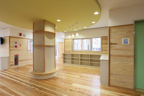 １３　１階廊下・図書コーナー（１）